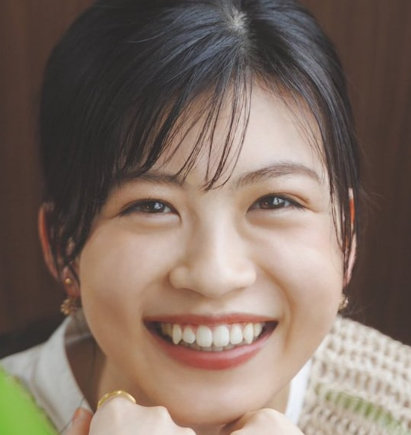 中田青渚の笑顔で歯並びがわかるアップ像1