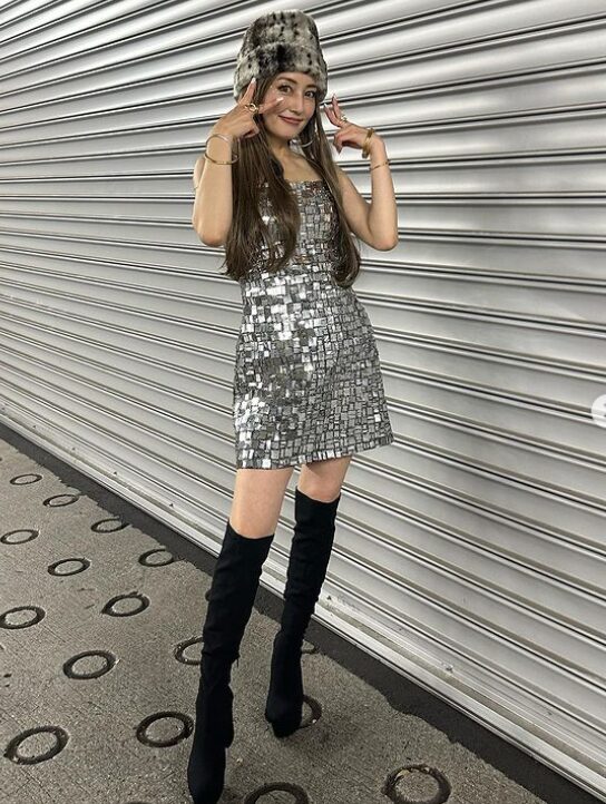 ラヴィット！ロック2023に出演したギャル姿の矢田亜希子のポーズ2