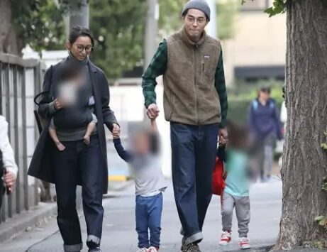 杏と東出昌大が子供を散歩させている写真